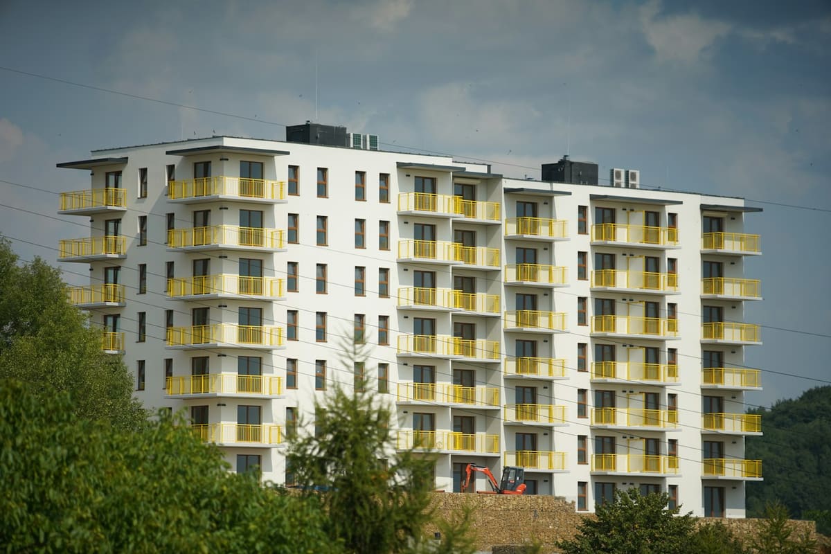 Mehrgeschossiges Wohngebäude mit gelben Balkonen